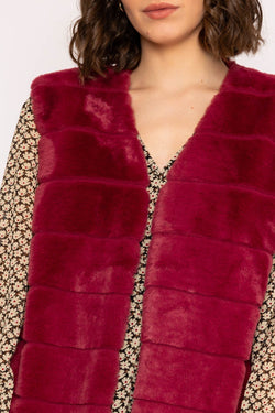 Carraig Donn Faux Fur Gilet in Burgundy