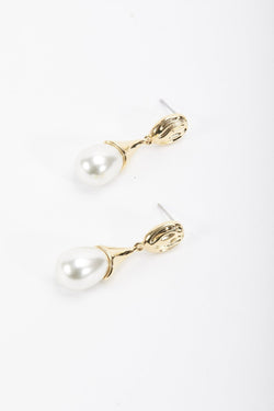 Carraig Donn Gold Teardrop Pearl Earrings