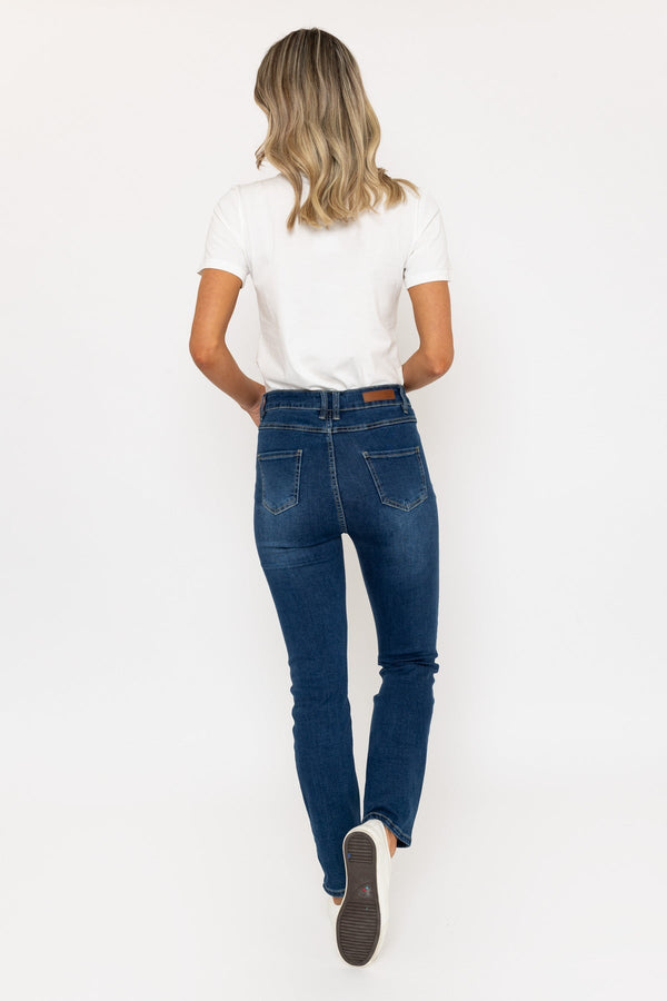 Carraig Donn Lana Straight Leg Jeans in Medium Blue